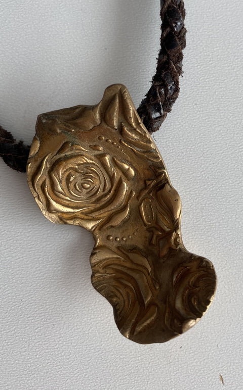 Ketting met mooie handgemaakte koperen ornamenten met emaile