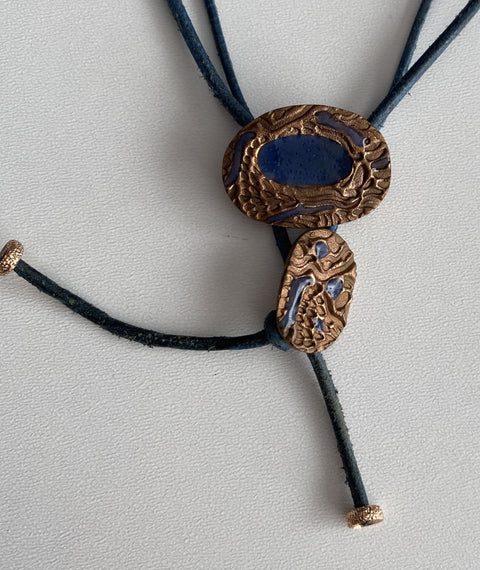 Ketting met mooie handgemaakte koperen ornamenten met emaille