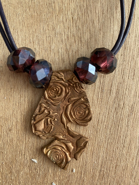 Ketting met handgemaakte hanger met rozen motief