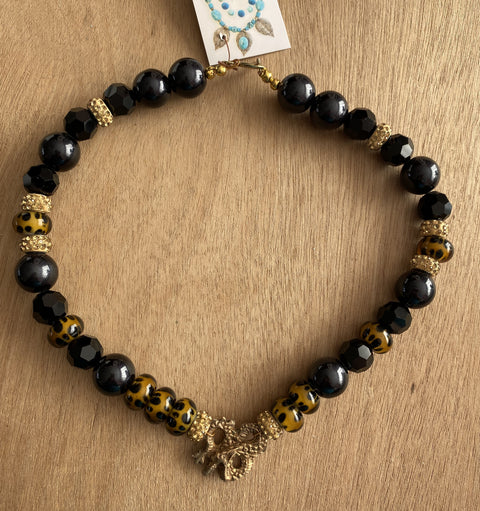 Mooie vintage ketting met ornament van geel koper.