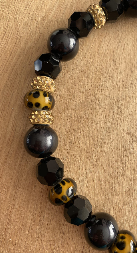 Mooie vintage ketting met ornament van geel koper.
