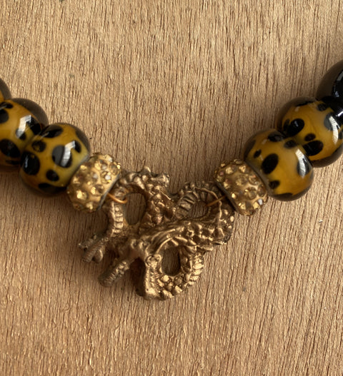 Mooie vintage ketting met ornament van geel koper.