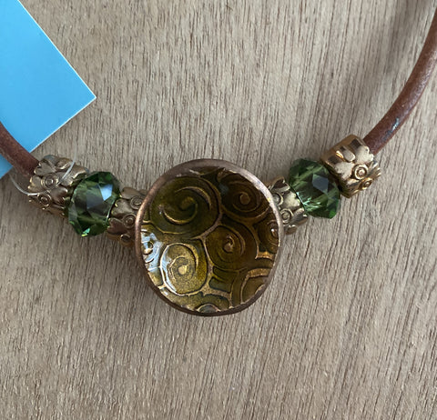 Ketting met handgemaakte geëmailleerde hanger