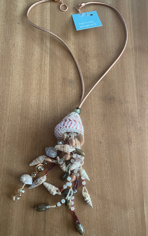 Leuke boho, hippieketting met bijzondere handgemaakte hanger van schelpen