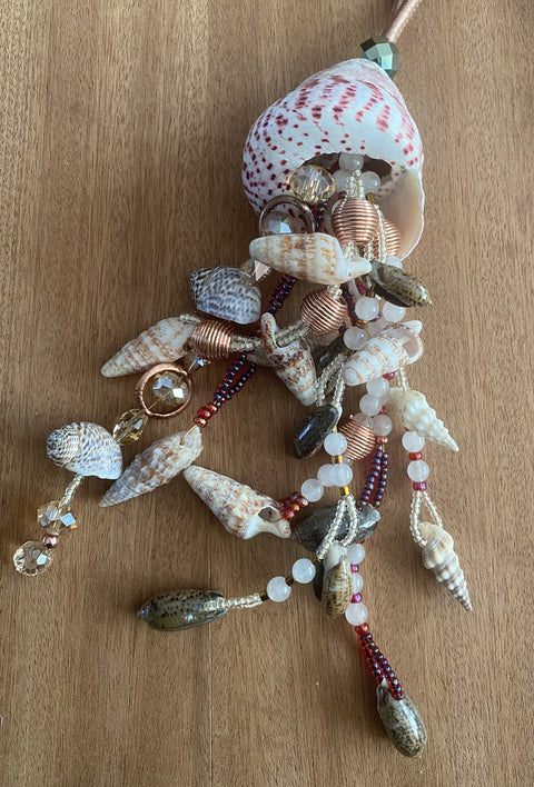 Leuke boho, hippieketting met bijzondere handgemaakte hanger van schelpen