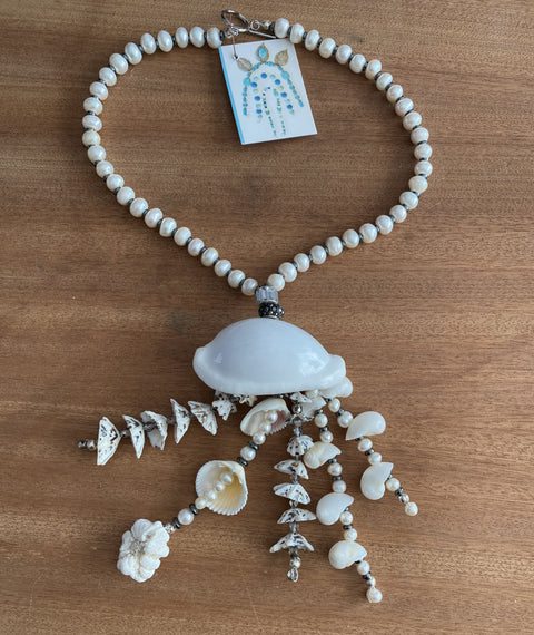 Bijzondere boho, hippie ketting met mooie grote zoetwaterparels en met aparte handgemaakte hanger met diverse schelpen