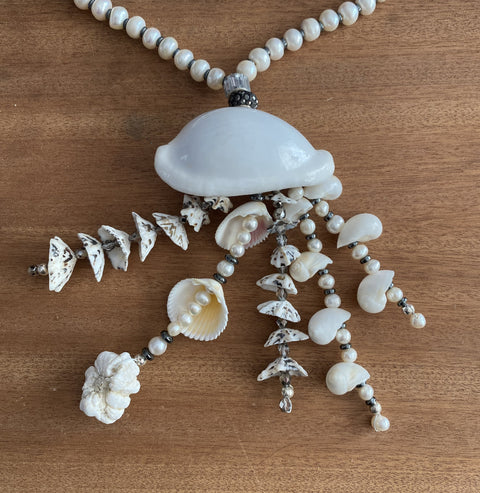 Bijzondere boho, hippie ketting met mooie grote zoetwaterparels en met aparte handgemaakte hanger met diverse schelpen