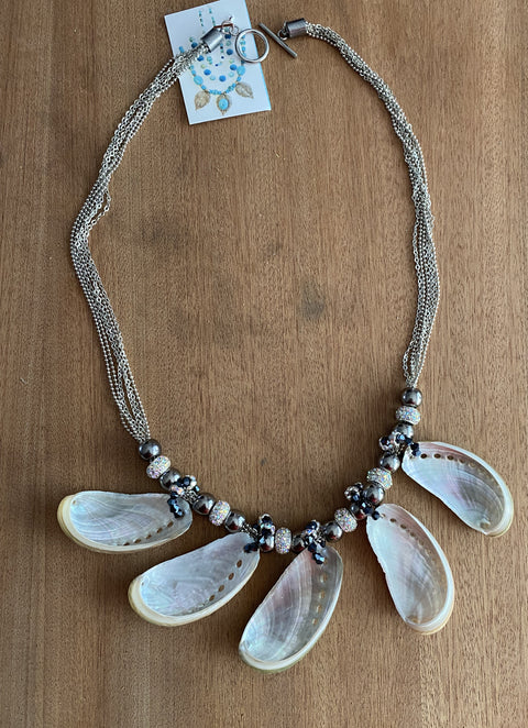 Ketting met 5 schelp hangers met Swarovski kristallen