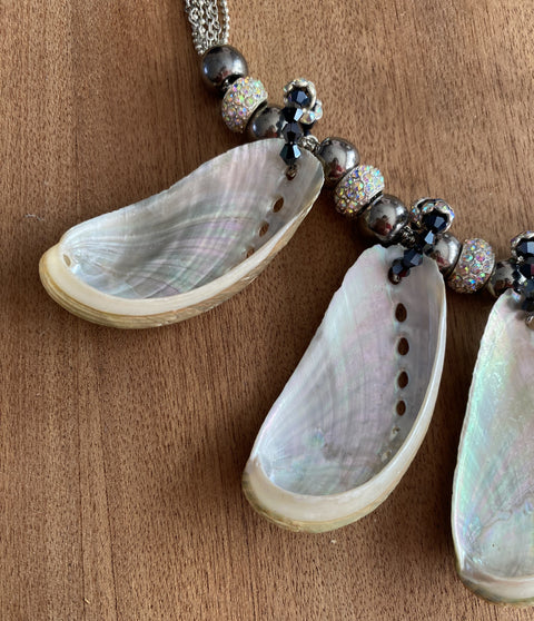 Ketting met 5 schelp hangers met Swarovski kristallen