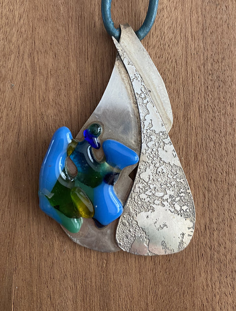 Ketting met handgemaakte hanger van zilver met gefused glas