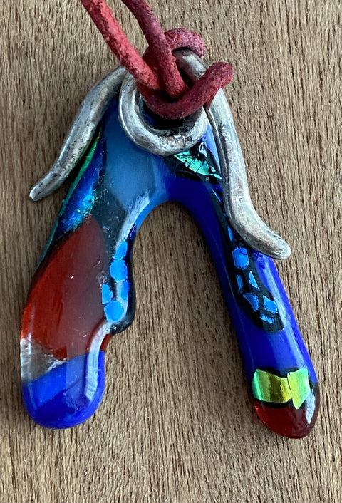 Ketting met handgemaakte hanger van zilver met gefused glas