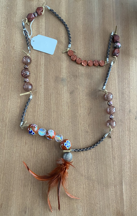 Een boho hippie ketting met diverse aparte kralen