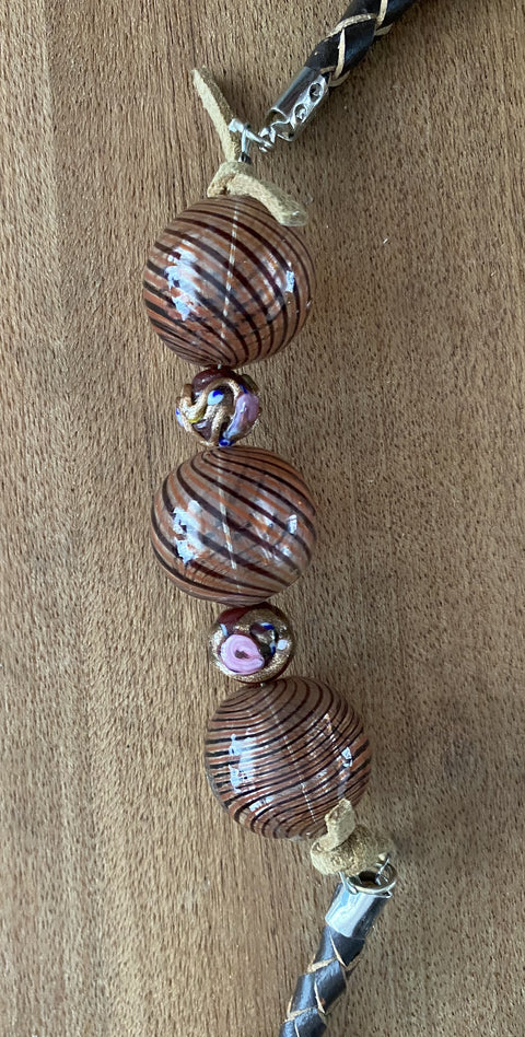 Een boho hippie ketting met diverse aparte kralen