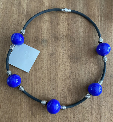 Moderne ketting met mooie grote blauwe Murano glaskralen