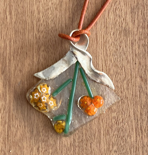 Ketting met handgemaakte hanger van zilver met gefused glas
