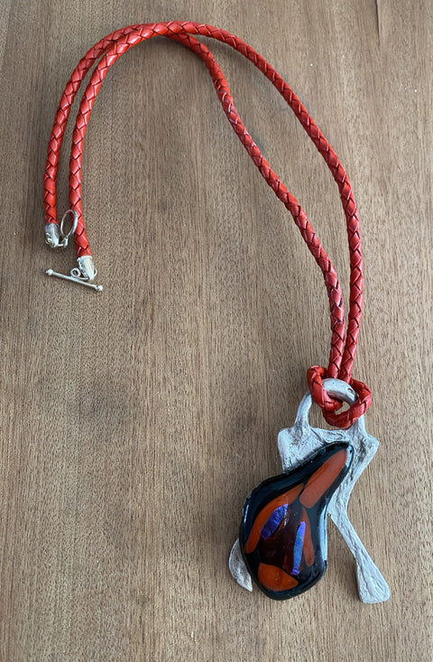 Ketting met handgemaakte hanger van zilver en gefused glas