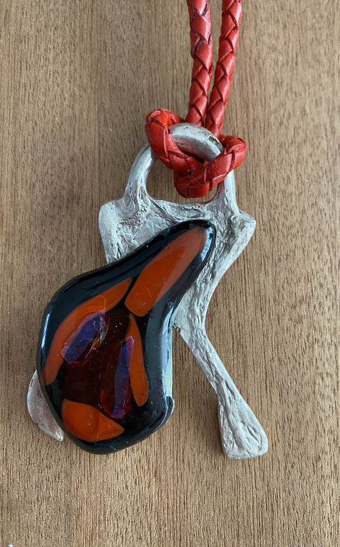 Ketting met handgemaakte hanger van zilver en gefused glas