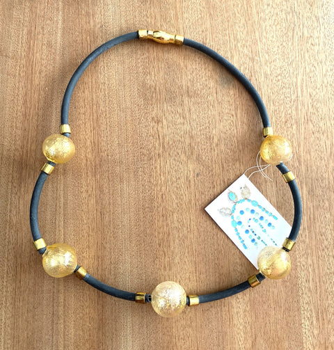 Een vintage ketting met Murano kralen in zwart en goud