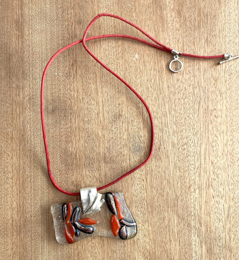 Ketting met handgemaakt hanger van gefused glas en zilver