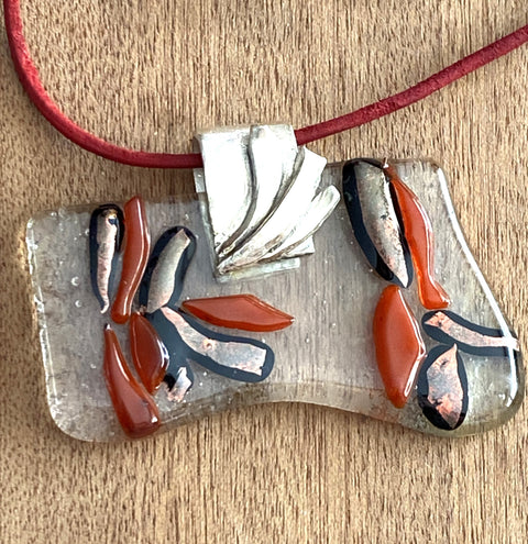 Ketting met handgemaakt hanger van gefused glas en zilver