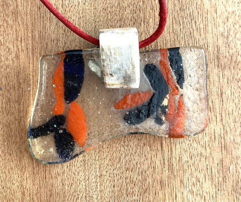 Ketting met handgemaakt hanger van gefused glas en zilver