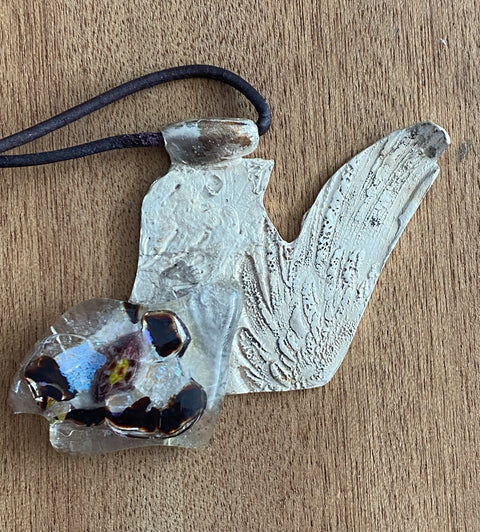 Ketting met handgemaakte  hanger van zilver en gefused  glas