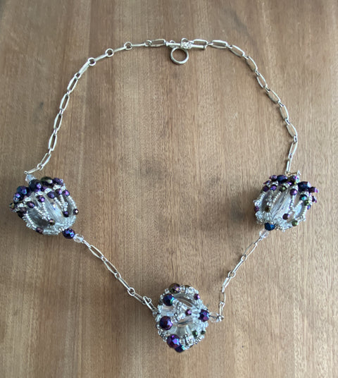 Vintage  ketting met 3 beklede kralen en zilveren jasseron ketting