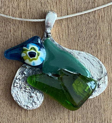 Ketting met handgemaakte hanger van zilver en gefused glas