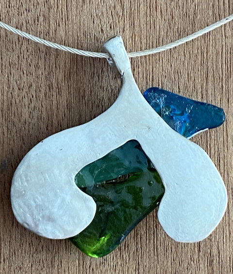 Ketting met handgemaakte hanger van zilver en gefused glas
