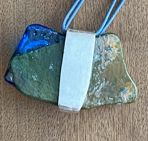 Ketting met handgemaakte hanger van zilver en gefused glas