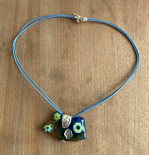 Ketting met handgemaakte hanger van zilver en gefused glas