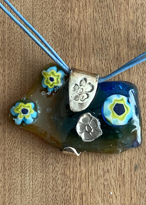 Ketting met handgemaakte hanger van zilver en gefused glas