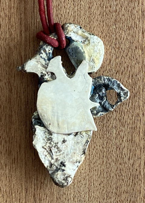 Ketting met handgemaakte hanger van zilver en gefused glas