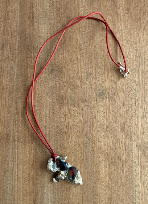 Ketting met handgemaakte hanger van zilver en gefused glas