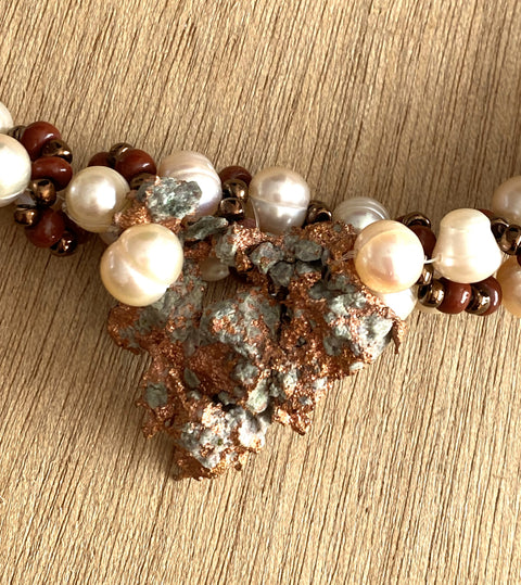 Handgemaakte aparte ketting met hanger van kopererts