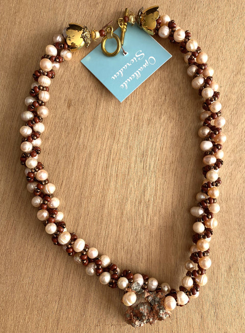 Handgemaakte aparte ketting met hanger van kopererts