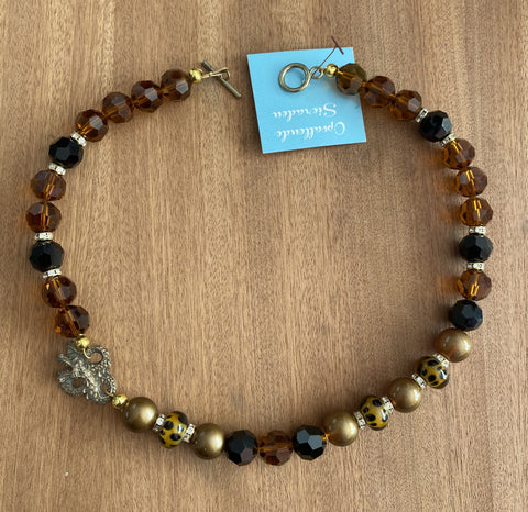 Een vintage ketting met handgemaakt koperen ornament