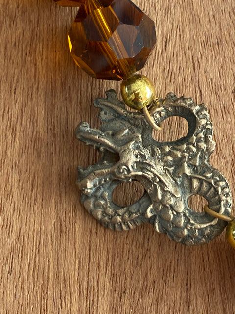Een vintage ketting met handgemaakt koperen ornament