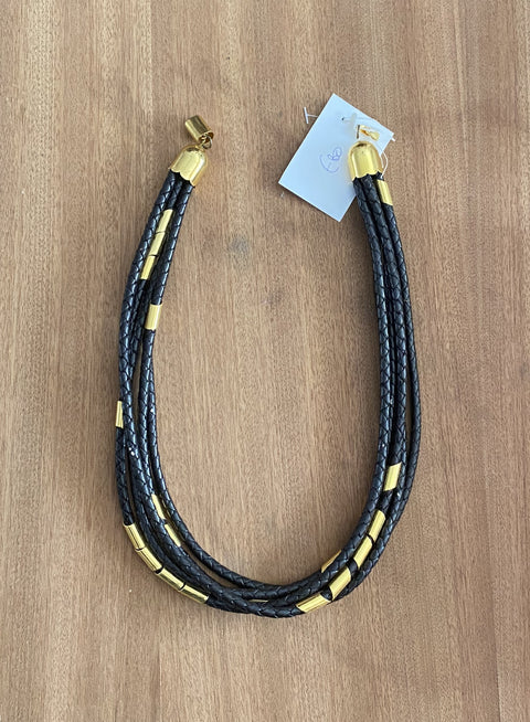 Aparte ketting van gevlochten leer en doublé kralen