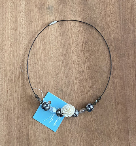 Zeer verfijnde  handgemaakte  metalen ketting met opvallende  crèmekleurige acryl roos