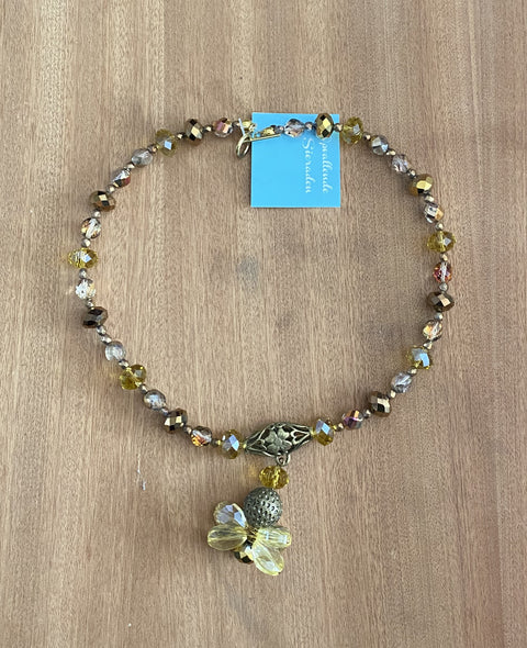 Aparte handgemaakte ketting  met  diverse facet geslepen glas en metalen kralen met handgemaakte hanger