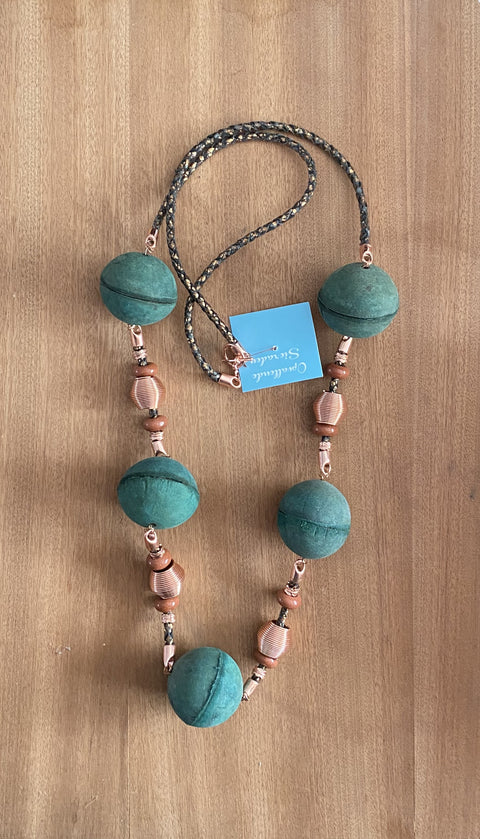 Statement ketting met opvallende grote leren kralen