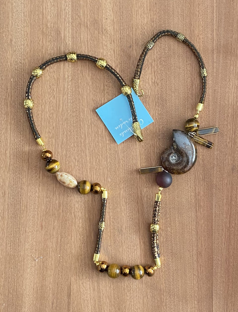 Lange statement ketting met amoniet
