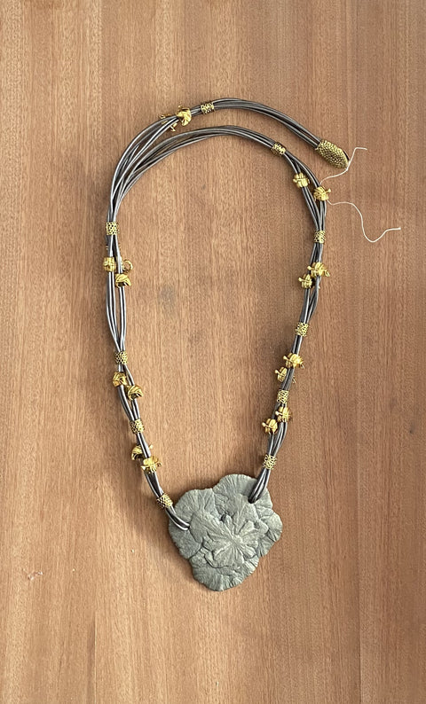 Lange ketting met aparte pyriethanger