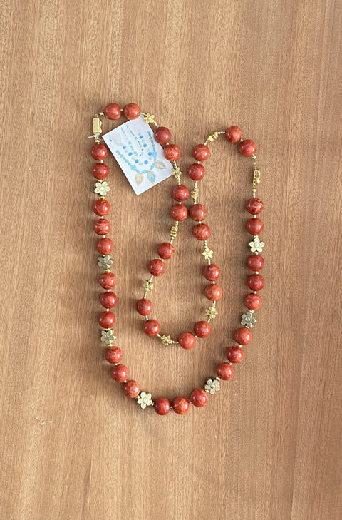 Ketting met schuimkoralen kralen, die enkel of dubbel gedragen kan worden