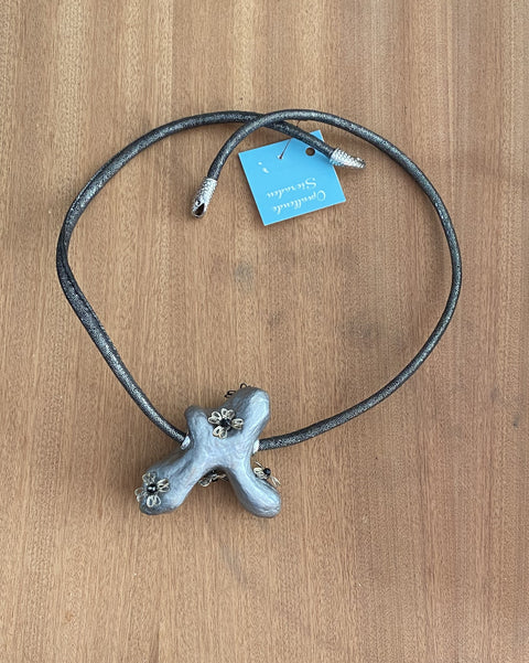 Opvallende ketting bijzondere handgemaakte hanger