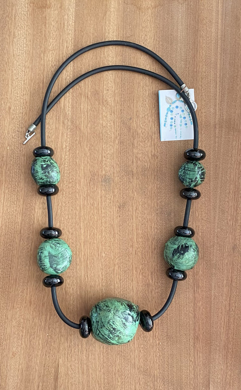 Lange ketting met grote handgemaakte kralen van oasis. Vederlicht!