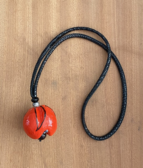 Aparte ketting met grote hanger van oasis. Vederlicht!