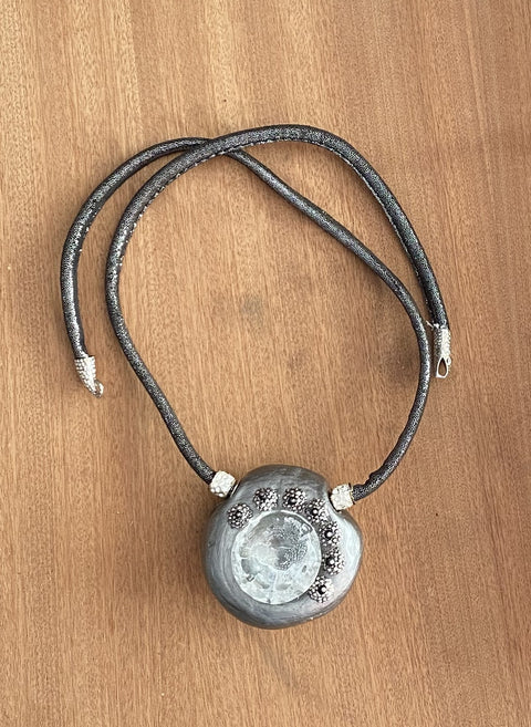 Opvallende ketting bijzondere handgemaakte hanger