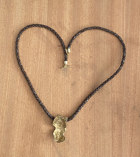 Ketting met mooie handgemaakte koperen ornamenten met emaile